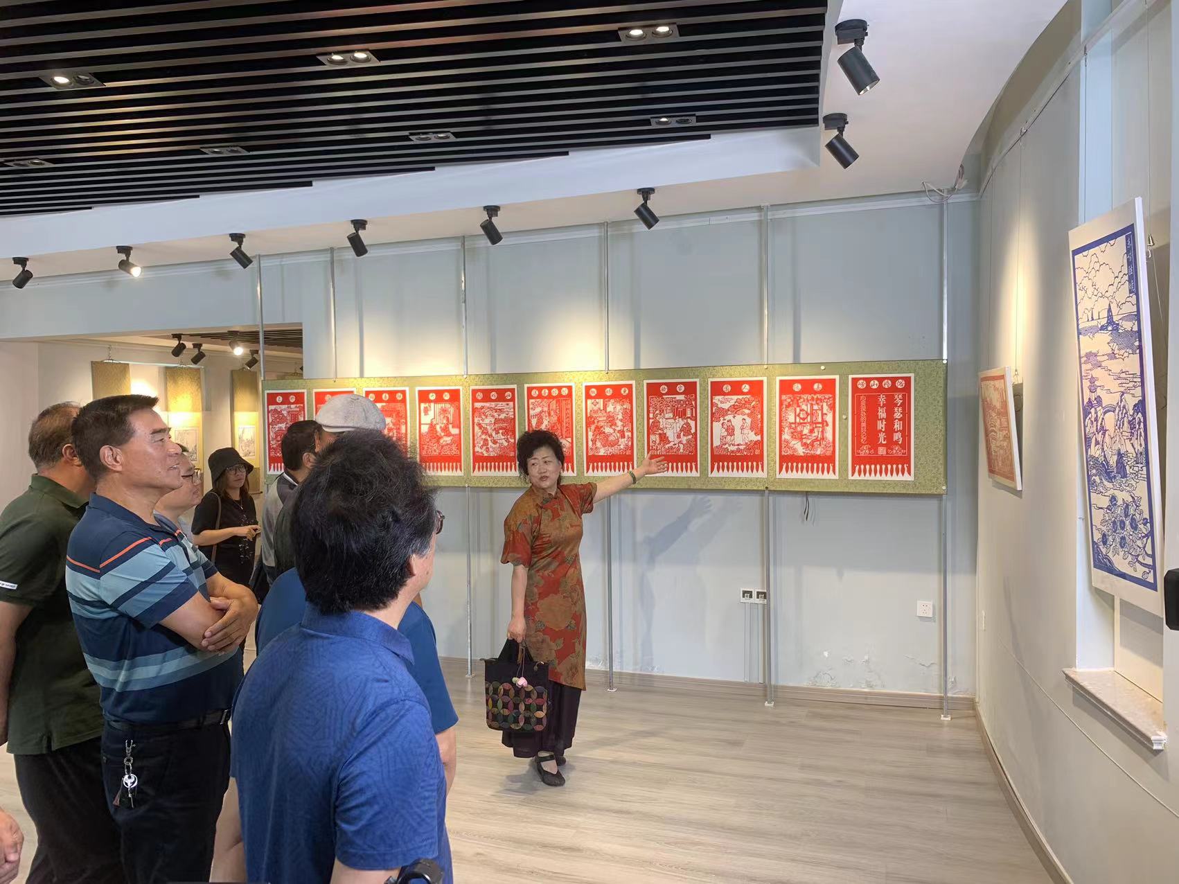 喚醒心靈深處的美好記憶——嶗山非遺剪紙創(chuàng)作展與專業(yè)化經(jīng)紀(jì)人服務(wù)的融合探索